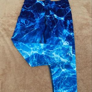 Classic WERKSHOP calf length leggings. Ocean blue design. Size M.